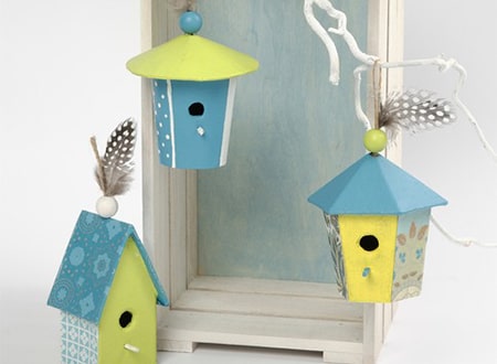 Petite maison d'oiseau à suspendre en papier mâché 5 cm Décopatch chez  Rougier & Plé