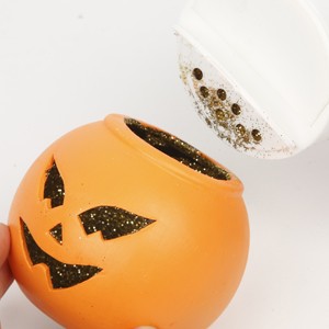 Photophore d'Halloween, appliquer les paillettes