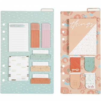 assortiment de post it et de marque pages