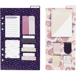 assortiment de post it et de marque pages