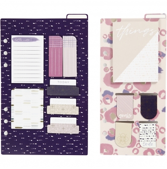 assortiment de post it et de marque pages
