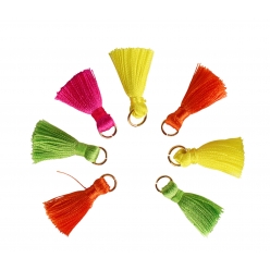 pompons mini avec anneau dore 3 cm fluo 8 pieces