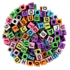 perles acryliques lettres carrees opaques 07 cm 180 pieces