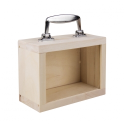 coffre en bois avec fenetre