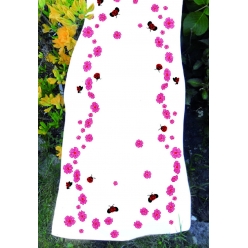 kit chemin de table a broder fleurs et coccinelles