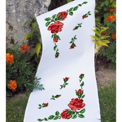 kit chemin de table a broder point de croix roses