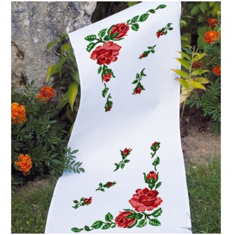 kit chemin de table a broder point de croix roses
