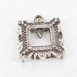 breloque en metal cadre orne argente