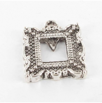 breloque en metal cadre orne argente
