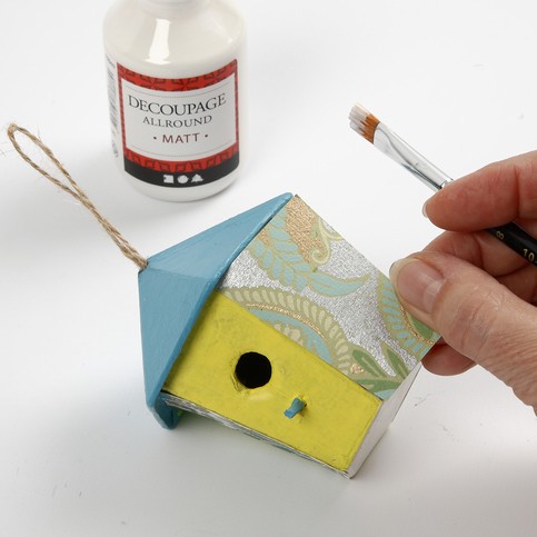 Décorer le papier maché avec Decopatch Customiser des nichoirs en papier fin Decopatch