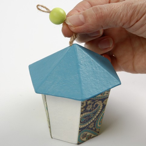 perle en bois décorée Ajoutez une perle en bois pour décorer le nichoir
