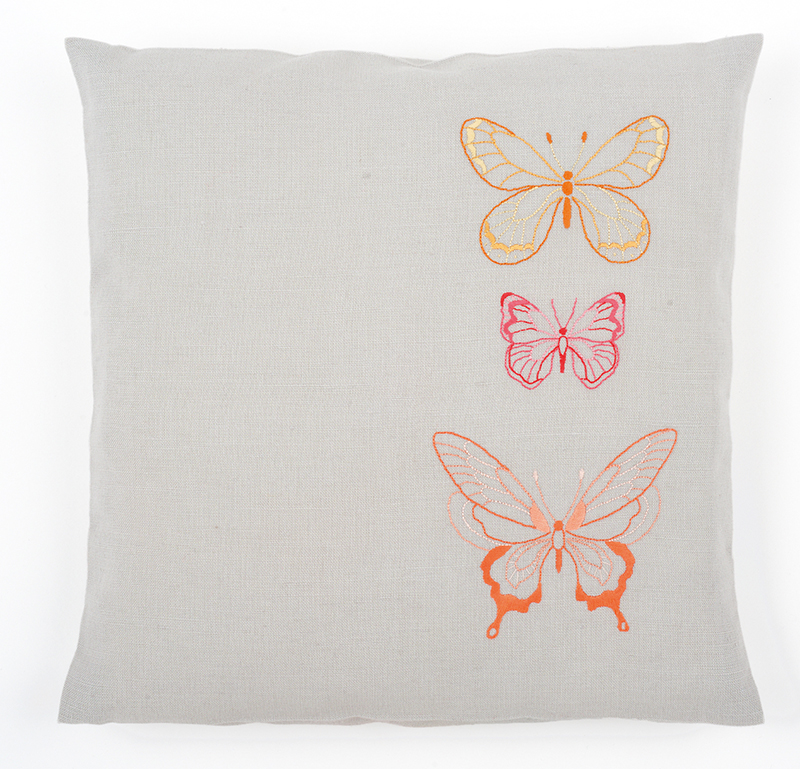 kit coussin broderie traditionnelle papillons oranges